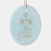 Baby's Cold Outside Gold Schneeflocken auf Blue Keramik Ornament (Rechts)