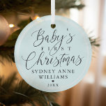 Baby's erster Weihnachtsweihnachtsweih Blue Keepak Ornament Aus Glas<br><div class="desc">Spezielle Sake-Ornament zum Gedenken an die erste Weihnachtszeit des Babys. Das Design zeichnet sich durch ein schlichtes minimales Design aus. "Baby's First Christmas" wird in elegantem Skript und Serif-Text-Pairing dargestellt. Personalisieren Sie mit dem Namen des Babys und dem Jahr. Ein einfacher weißer Rahmen und eine Hintergrundfarbe können Sie einfach ändern,...</div>