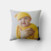 Baby's erstes Weihnachts-Foto hinter Kissen (Rückseite)