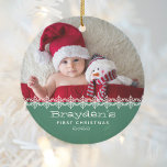 Baby's First Christmas 2023 Foto Green Keramik Ornament<br><div class="desc">Feiern Sie das erste Weihnachtsfest Ihres Babys mit diesem niedlichen Ornament mit einer Reihe von weißen Schneeflocken und weißem Text auf einem Kieferngrün. Personalisieren Sie es mit dem Foto und dem Namen des Babys in einem spielerischen Schriftart.</div>
