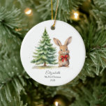 Baby's First Christmas Bunny Personalisiertes Foto Keramik Ornament<br><div class="desc">Das erste Weihnachtsschmuck des Babys ist mit einem bezaubernden Aquarellkaninchen stehend neben einem festlichen Weihnachtsbaum. Bunny trägt einen roten Bandnackenbogen. Personalisieren Sie Ihre Babyinformationen und das Datum und fügen Sie Ihr eigenes Foto auf die Rückseite. Ein wunderbares Sake-Geschenk für das 1. Weihnachtsfest Ihres Babys.</div>