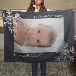 Baby's First Christmas Chalkboard Foto Snowflake Fleecedecke<br><div class="desc">Passen Sie diese Foto-Fleece-Decke mit dem Foto Ihres Babys an und fügen Sie den Namen Ihres kleinen  hinzu.</div>