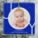 Baby's First Christmas Custom Foto Blue Keramikornament<br><div class="desc">Dieses stilvolle Keepake Baby's First Christmas Foto Ornament ist mit dem Wort JOY in weißer Typografie auf einem pfauenblauen Hintergrund dekoriert. Einfach mit Foto,  Name und Jahr anpassbar.</div>