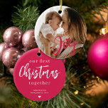 Baby's First Christmas Custom Foto pink Freudenher Keramik Ornament<br><div class="desc">Laden Sie Ihr Lieblings-Foto hoch (vorzugsweise Quadrat),  fügen Sie Ihren Text,  Namen und Datum ein,  und machen Sie aus diesen trendigen,  modernen rosa Weihnachtsbaumschmuck ein Sake-Geschenk,  um Sie und Ihre Kleine gemeinsam an Ihre erste Weihnachtszeit zu erinnern!</div>