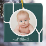 Baby's First Christmas Custom Keepake Foto Green Keramikornament<br><div class="desc">Dieses stilvolle Keepake Baby's First Christmas Foto Ornament ist mit dem Wort JOY in weißer Typografie auf einem grünen Hintergrund dekoriert. Einfach mit Foto,  Name und Jahr anpassbar.</div>