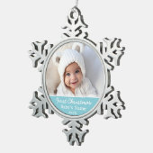 Baby's First Christmas Foto - Blue Boy Hintergrund Schneeflocken Zinn-Ornament (Rechts)