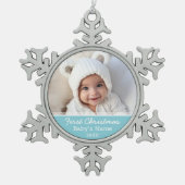 Baby's First Christmas Foto - Blue Boy Hintergrund Schneeflocken Zinn-Ornament (Vorderseite)