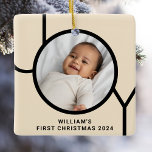 Baby's First Christmas Foto Cream Keramikornament<br><div class="desc">Dieses stilvolle Baby's First Christmas Foto Ornament ist mit dem Wort JOY in modernen schwarzen Typografie auf einem cremefarbenen Hintergrund dekoriert. Einfach mit Foto,  Name und Jahr anpassbar. Es macht einen tollen Sake!</div>