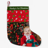 Baby's First Christmas Foto Monogram Niedlich Kleiner Weihnachtsstrumpf (Vorderseite)