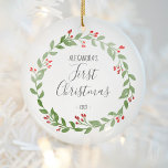 Baby's First Christmas Foto Wreath Gray Keramik Ornament<br><div class="desc">Dieses Design zeigt einen Weihnachtskranz in Aquarellen,  der den Namen Ihres Babys,  "Erste Weihnachten",  umgibt,  und das Jahr,  in dem Kakohle grau druckt und handschriftlich Schriftart schreibt. Passen Sie die Rückseite mit einem Lieblings-Foto Ihres Babys an,  umgeben von demselben Kranz.</div>