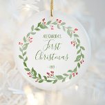 Baby's First Christmas Foto Wreath Green Keramik Ornament<br><div class="desc">Dieses Design zeigt einen Weihnachtskranz in Aquarellen,  der den Namen Ihres Babys,  "Erste Weihnachten",  umgibt,  und das Jahr,  in dem sich die Schriftart in den grünen Farben bedrucken und handschreiben. Passen Sie die Rückseite mit einem Lieblings-Foto Ihres Babys an,  umgeben von demselben Kranz.</div>