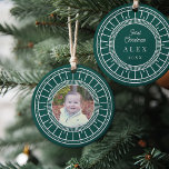 Baby's First Christmas Green & White Foto Keramik Ornament<br><div class="desc">Doppelseitige Ornamente erinnern an die erste Weihnachtszeit Ihres Babys! Das Design zeigt das Foto Ihres Babys,  umgeben von einer modernen Fichtengrün-Weiß-Grenze,  mit "[Name's] First Christmas" und dem Jahr in weißer Schrift auf der Rückseite.</div>