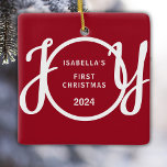 Baby's First Christmas Individuelle Name Red Keepa Keramikornament<br><div class="desc">Das erste Weihnachtsschmuck des Babys ist mit dem Wort JOY in stilvoller Schrift-Typografie auf rotem Hintergrund dekoriert. Einfach anpassbar.</div>