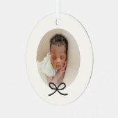 Baby's First Christmas Minimal Black Bow Foto Ornament Aus Metall (Vorderseite links)