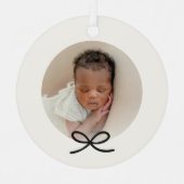 Baby's First Christmas Minimal Black Bow Foto Ornament Aus Metall (Vorderseite)