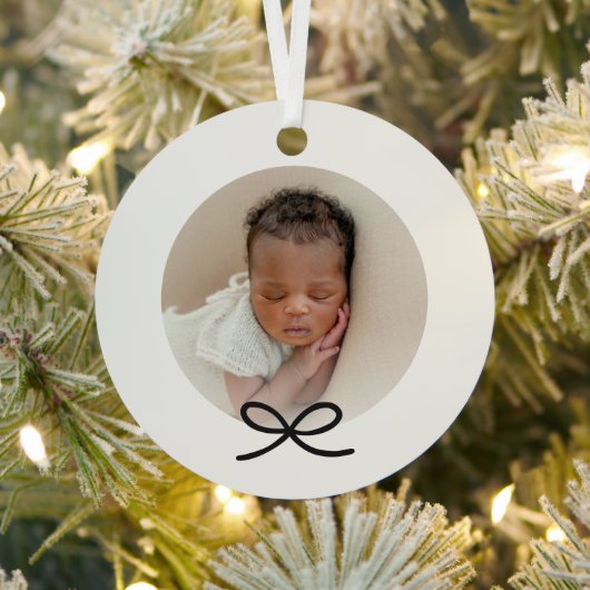 Baby's First Christmas Minimal Black Bow Foto Ornament Aus Metall (InSitu)