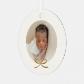 Baby's First Christmas Minimal Gold Bow Foto Ornament Aus Metall (Vorderseite links)