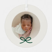 Baby's First Christmas Minimal Green Bow Foto Ornament Aus Metall (Vorderseite)