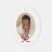 Baby's First Christmas Minimal Red Bow Foto Ornament Aus Metall (Vorderseite links)