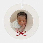 Baby's First Christmas Minimal Red Bow Foto Ornament Aus Metall (Vorderseite)