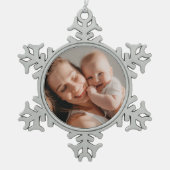 Baby's First Christmas Minimal Red Photo Schneeflocken Zinn-Ornament (Vorderseite)