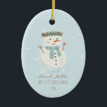Baby's First Christmas Niedlich Snowman and Snowfl Keramik Ornament<br><div class="desc">🎄 Karo aus unserem herzerwärmenden Weihnachtsschmuck-Design, das einen handbemalten Aquarellschneemann inmitten eines Tanzes sanfter Schneeflocken wunderbar hervorhebt. ❄️ ⛄ 🌟</div>