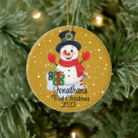 Baby's First Christmas niedlicher Schneemann schwa Keramik Ornament<br><div class="desc">Ein skurriler Weihnachtsbaumschmuck mit einem bezaubernden Schneemann umgeben von zarten Schneeflocken. Passen Sie es mit dem Namen Ihres Kindes und dem Jahr für eine personalisierte Touch an,  die die Freude der Saison erweckt. Verwenden Sie die Schaltfläche "Personalisieren",  um Ihre Wünsche anzupassen.</div>