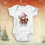Baby's First Christmas Personalisiert Baby Strampler<br><div class="desc">Niedliches Weihnachtsbaby mit einem Stück Weihnachtsmann,  Elf und Rentier im Chibi-3D-Stil. Schneeflocke Hintergrund. Fügen Sie den Namen des Babys in den personalisierenden Bereich ein.</div>