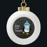 Baby's First Christmas Pinguin Chalkboard Keramik Kugel-Ornament<br><div class="desc">Niedlicher Pinguin-Weihnachtsschmuck mit sterniger Nachtkulisse.</div>