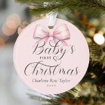 Baby's First Christmas Pink Bow Keepake Ornament<br><div class="desc">Feiern Sie mit diesem wunderschönen Baby's First Christmas Pink Bow Keepake Ornament Ihr neues Freudenbündel und genießen Sie einen niedlichen Bogen auf der Vorderseite mit dem Foto Ihres wertvollen Babys auf der Rückseite. Es ist der perfekte Weg, diesen besonderen Moment zu erhalten und ihn Jahr für Jahr zu schätzen. Verpassen...</div>