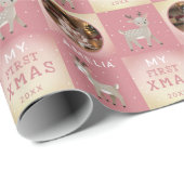 Baby's First Christmas Pink Deer Photo Geschenkpapier (Rolleneckpunkt)