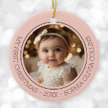 Baby's First Christmas Pink Modern 2 Foto Neugebor Keramik Ornament<br><div class="desc">Das First Christmas Pink Modern 2 Foto Neugeborene Keramik Ornament des Babys präsentiert wunderschön zwei wertvolle Fotos Ihres Neugeborenen, eines auf jeder Seite des Ornaments. Um jedes Foto herum gibt es eine zarte Kreislinie mit personalisiertem schwarzem Text, in dem steht: "Mein erstes Weihnachten - Jahr - Name des Kindes", was...</div>