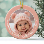 Baby's First Christmas - Simple Coral Pink Girl Keramik Ornament<br><div class="desc">Fügen Sie ein Bild zu diesem niedlichen Urlaubssornament hinzu - perfekt für kleine Mädchen. Ein einfacher,  hellrosa Korallenrand ist ein unvergessliches Ornament für Ihren Baum. Ein moderner minimaler Schriftart für das Jahr mit einem Platz zum Hochladen von 1 quadratischem Foto.</div>