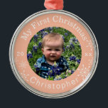 Baby's First Christmas Snowflakes Blush Custom Ornament Aus Metall<br><div class="desc">Dieses moderne Design zeichnet sich durch das Foto und den Namen des Babys aus. Besonders die stolzen Neueltern sind ein tolles Geschenk für die Familie. Einfache Anpassung mit den bereitgestellten Vorlagenfeldern.</div>