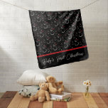 Baby's First Christmas Snowman Family Black Babydecke<br><div class="desc">Geflecktes Muster einer schlichten,  weißen Linie,  zeichnend einer Schneemannsfamilie mit roten Schals,  Karottennasen und Armen,  die sich der Wintersaison fröhlich öffnen. Verwenden Sie die einfache Textvorlage,  um einen Babynamen und eine spezielle Nachricht auf der Vorder- und Rückseite hinzuzufügen. ♡ Idyllfire</div>