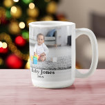 Baby's Merry Snowman First Christmas Einzigartiges Kaffeetasse<br><div class="desc">Erleben Sie das Wunder der ersten festlichen Jahreszeit Ihres kleinen Kindes mit unserer bezaubernden "Baby's First Christmas unique Tasse". Jedes Ornament ist so konzipiert, dass es diese wertvollen Momente erleben kann, und zeigt auf der einen Seite eine herzliche künstlerische Wiedergabe der Winterfreuden und auf der anderen Seite einen Platz für...</div>