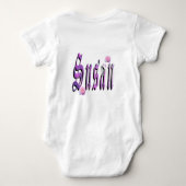 Babys namens Susan, Baby Strampler (Rückseite)