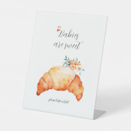 Babys sind süß nehmen eine Leckerei Croissant Part Sockelschild