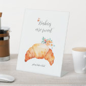 Babys sind süß nehmen eine Leckerei Croissant Part Sockelschild (In SItu)