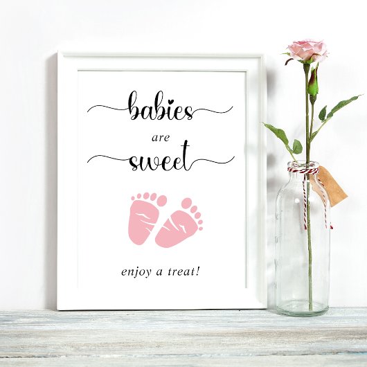 Babys sind süß und genießen eine Leckerei pink Bab Poster