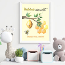 Babys sind süß und haben eine Leckerei gelb