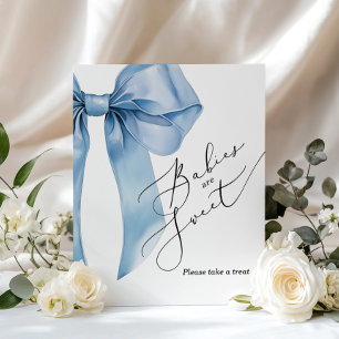 Babys sind süß und nehmen eine Leckerei blaue Bow Poster