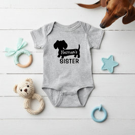 Babyschwester der Dackel Personalisiert mit Namen Baby Strampler