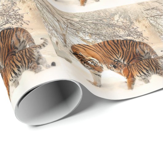 Babytiger und Tigermamma in einem schneebedeckten Geschenkpapier (Rolleneckpunkt)