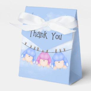 Babytriplets, die an der Wäscheleine hängen Geschenkschachtel