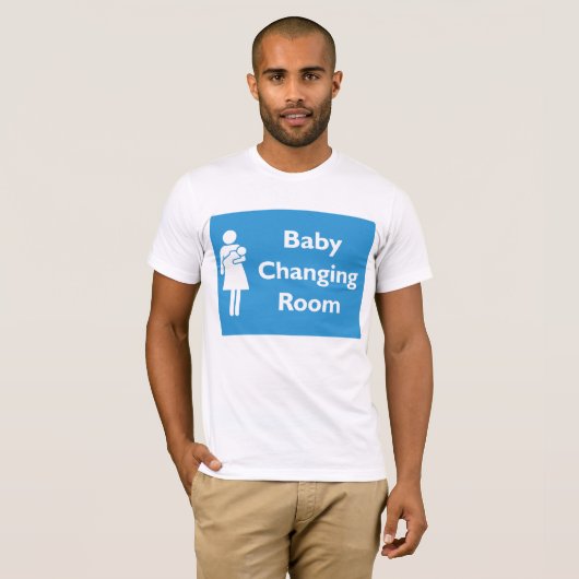 Babywechsel-Zimmer-Zeichen mit Eltern und Säugling T-Shirt (Vorne ganz)
