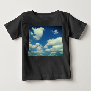 Babywolken, auf einem blauen Himmel Baby T-shirt