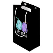 Bac-atcha Funny Bacteria Pun Dark BG Kleine Geschenktüte (Vorderseite Schrägansicht)