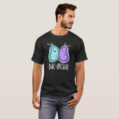 Bac-atcha Funny Bacteria Pun Dark BG T-Shirt (Vorne ganz)