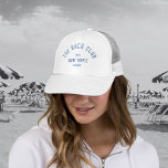 Bach Club Blue Custom Wappen Bachelorette Truckerkappe<br><div class="desc">Der Bach Club eignet sich perfekt für Ihren Junggeselinnen-Abschied im Beachclub. Blue Not leidendes Custom Bachclub Wappen. Personalisieren Sie mit den Details Ihres Bachelorettes... Jahr, Strand und Ziel. Ideal für einen Junggeselinnen-Abschied zum Thema Strand oder für einen Bachelorette am Ziel. Matching Accessoires sind in der Kollektion Bach Club Cabana Stripe...</div>
